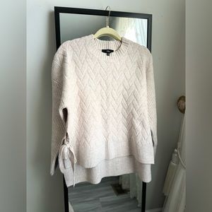 Sweater with bowties on the side